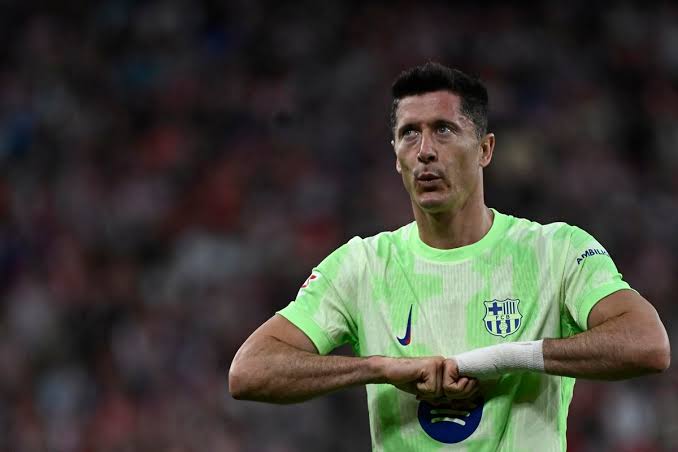 ليفاندوفسكي يضع حدًا للشائعات: مستمر مع برشلونة حتى 2026